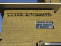 907156 Afbeelding van de tekst 'CIV. TRA. GYMNASIUM', op de voorgevel van het voormalige Stedelijk Gymnasium ...